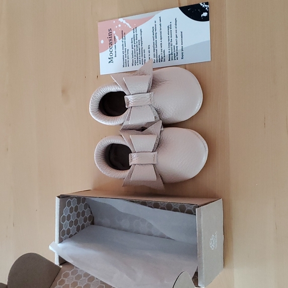 Little Bee Personalized "AYLA" Handmade Leather Bow Moccasins, Pale Pink Sz 6-9 - Picture 2 of 10